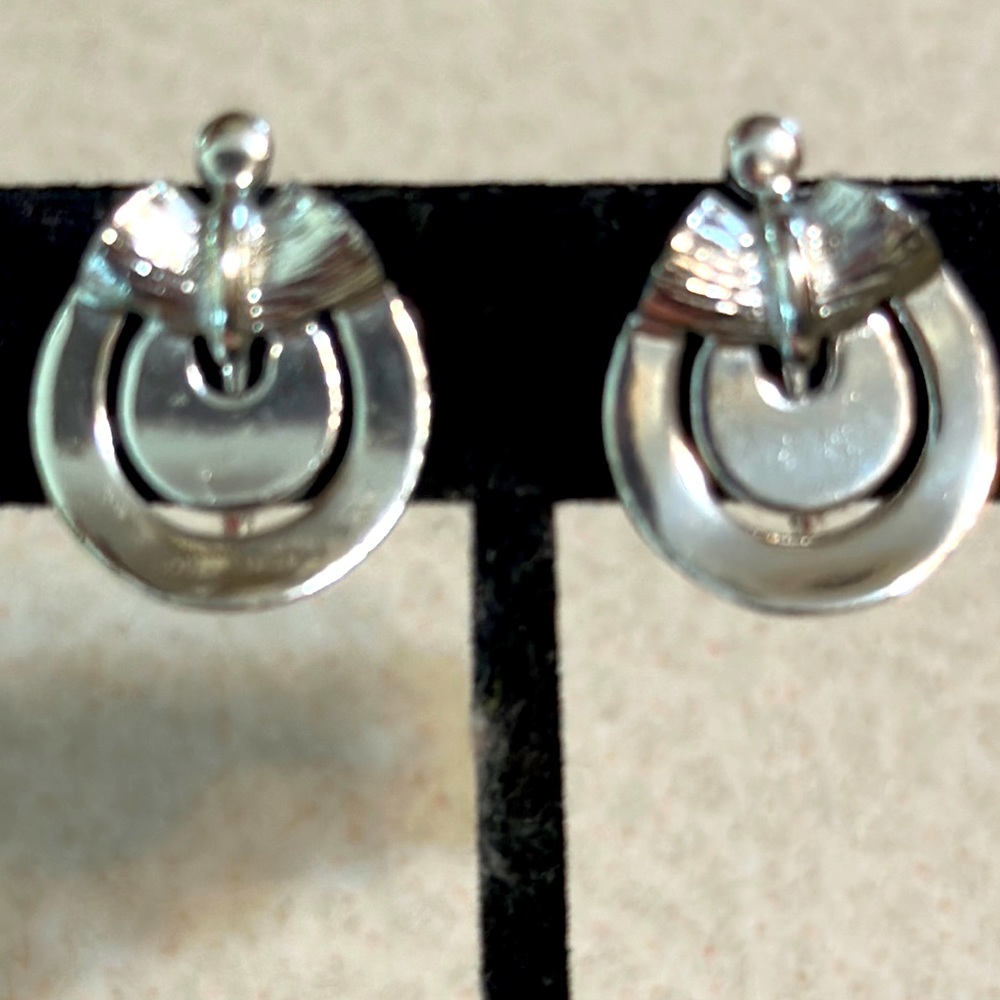 Vintage Lisner silver tone screw-back earrings (636)